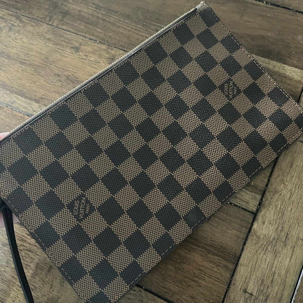 Louis Vuitton - Picture 3 of 6